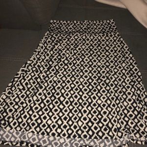 Size large black and white LuLaRoe azure skirt